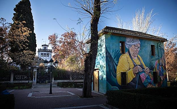 Al comienzo de la antigua Carretera de Málaga se halla el caserón donde vivieron los Pineda. 