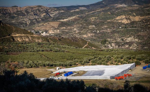 Imagen principal - El fuselaje cubierto por una lona azul y la nieve artificial, creciendo por días. 