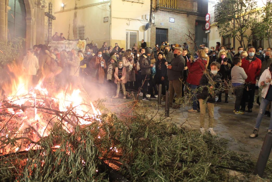 Fotos: Las lumbres de San Antón iluminan Jaén de fiesta
