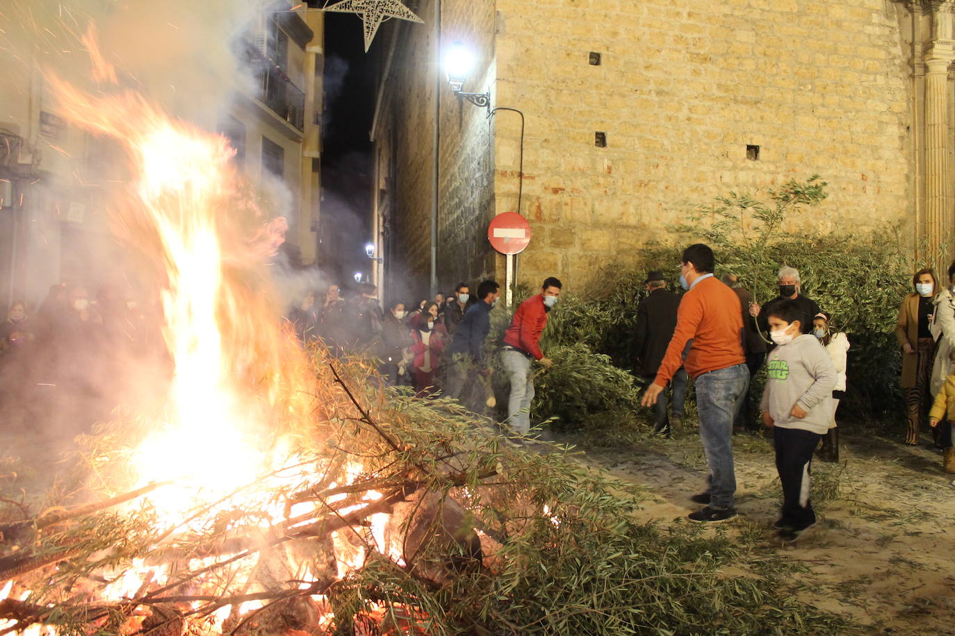 Fotos: Las lumbres de San Antón iluminan Jaén de fiesta