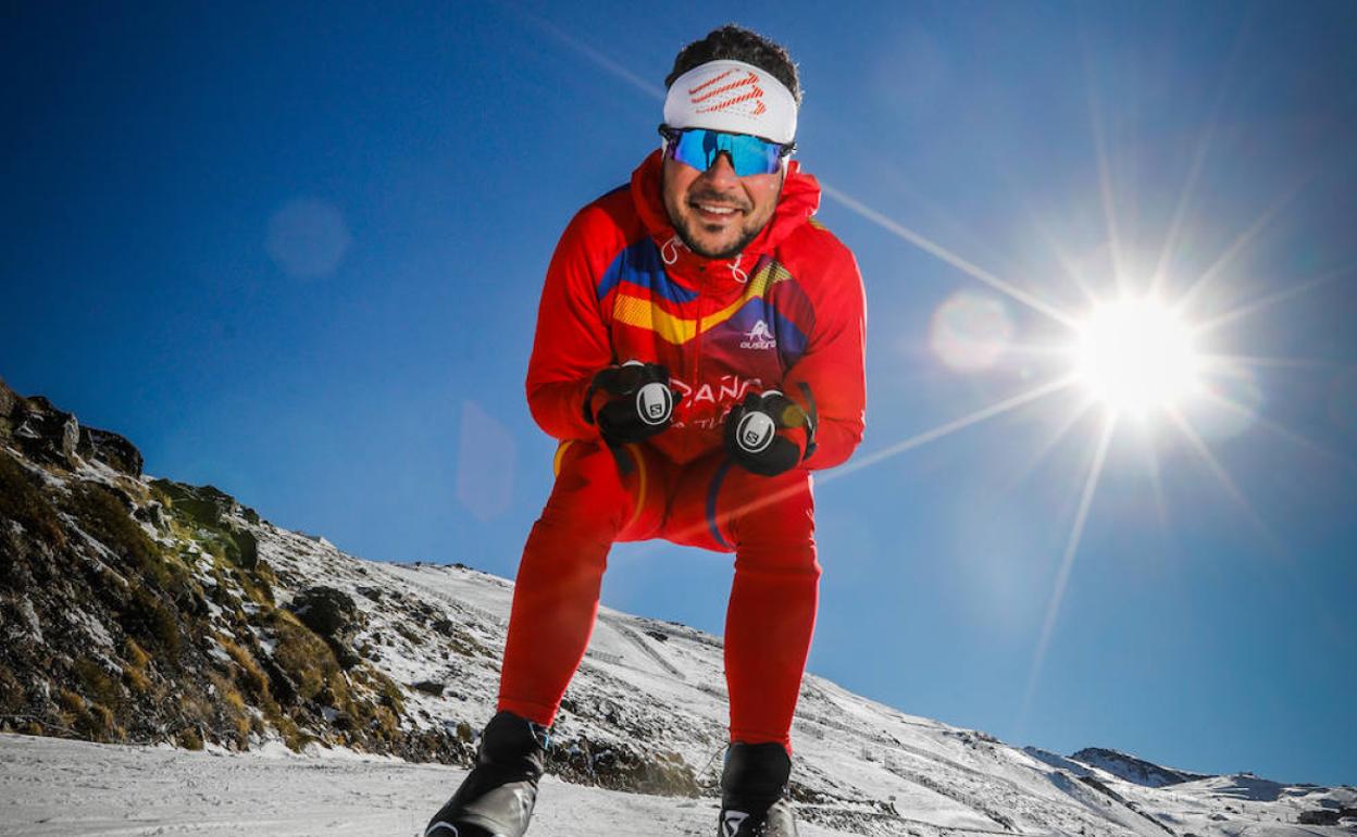 Javier López se deja llevar en un entrenamiento de esquí de fondo en Sierra Nevada.