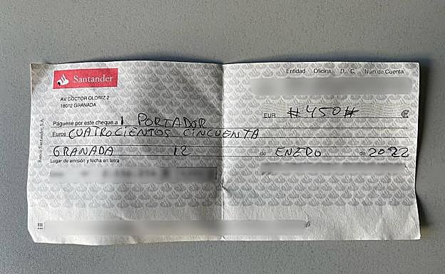 Encuentra un cheque al portador por 450 euros en Granada y lo entrega a la Policía