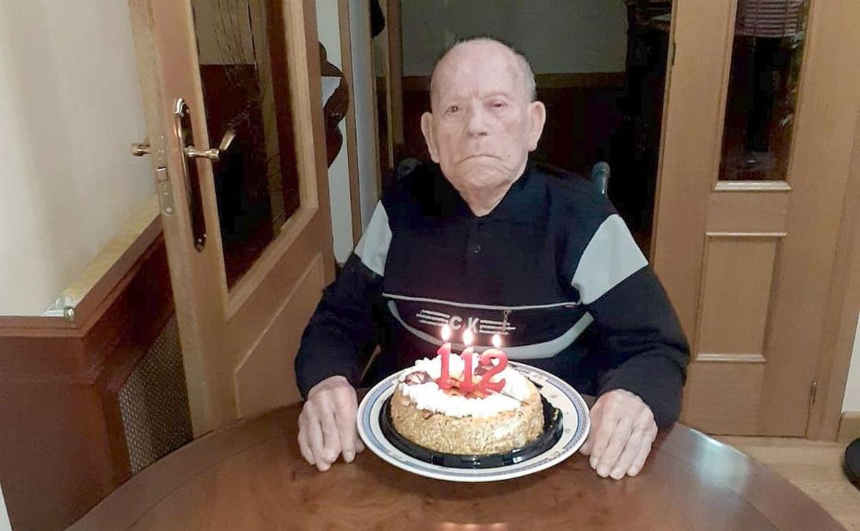 Saturnino de la Fuente sopla las velas en su 112 cumpleaños, rodeado de su familia. 