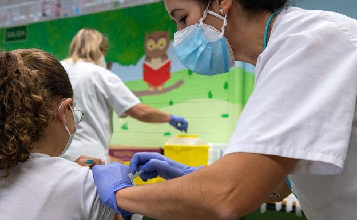 Una niña de Mérida, vacunada dos veces en su colegio