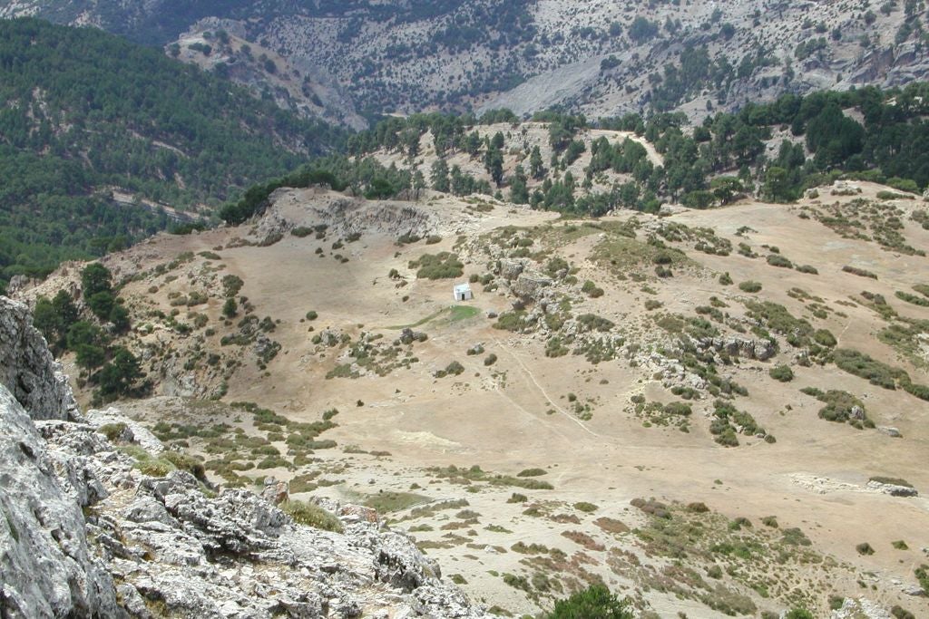 Vista del refugio de pastores desde los alto del cerro.