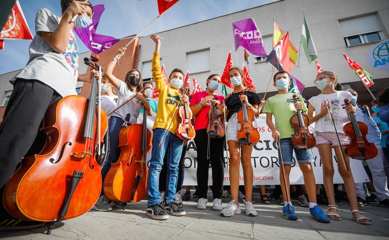 Una de las protestas para pedir la ampliación del conservatorio Ángel Barrios. 