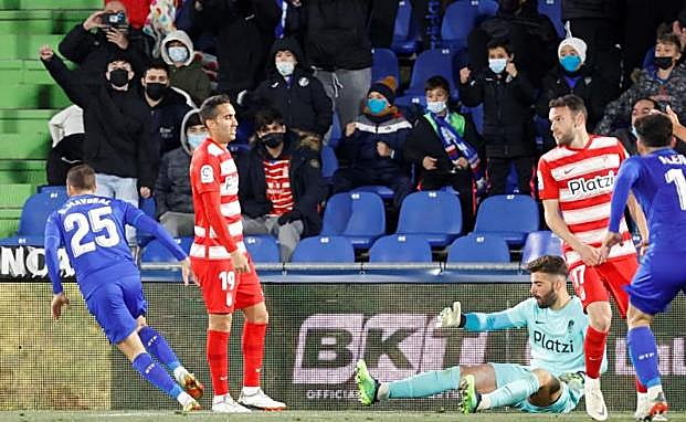El Getafe celebra uno de sus goles ante la incredulidad de Montoro, Maximiano y Quini. 