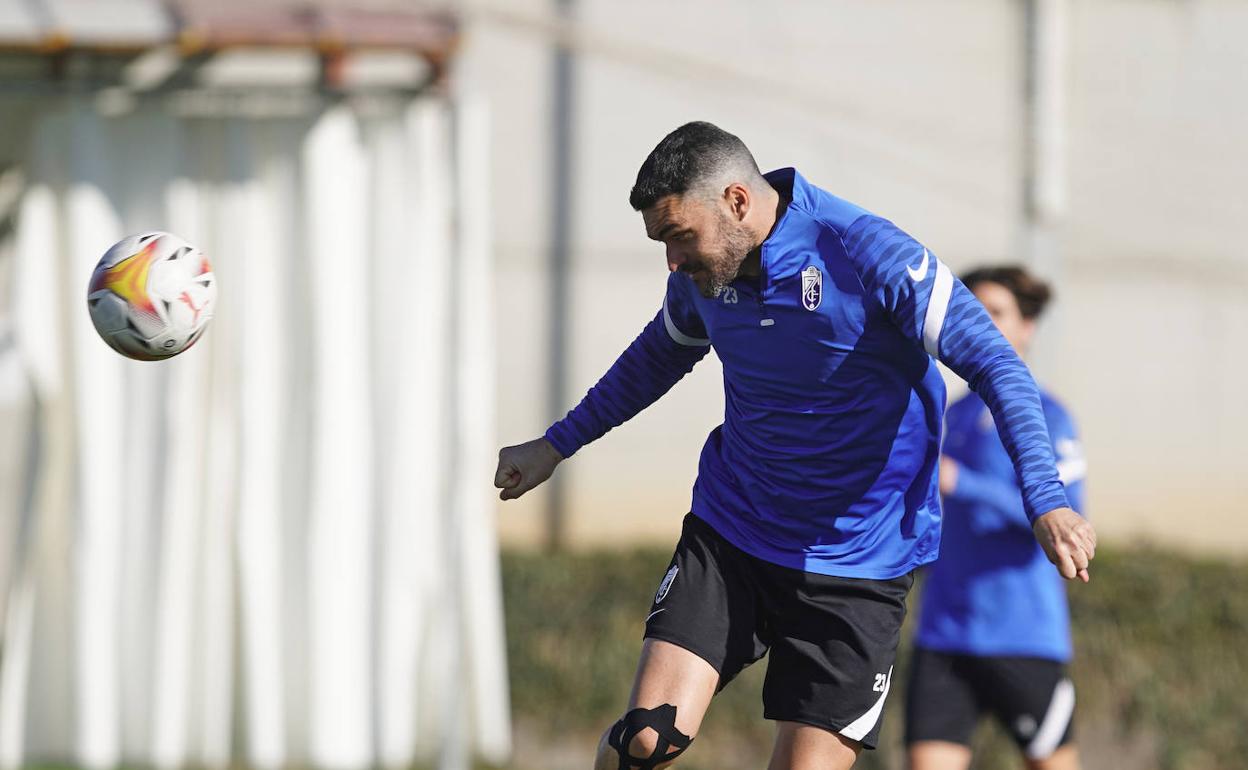 Jorge Molina remata de cabeza durante un entrenamiento del Granada. 
