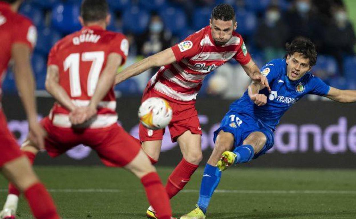 Duarte observa impotente como el zurdazo de Ünal se dirige a portería en el 2-1. 