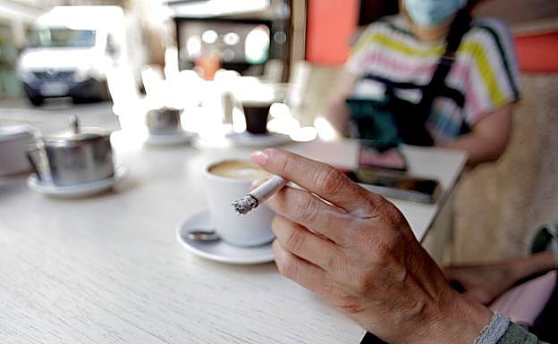 Fumando en terrazas en época de pandemia. 