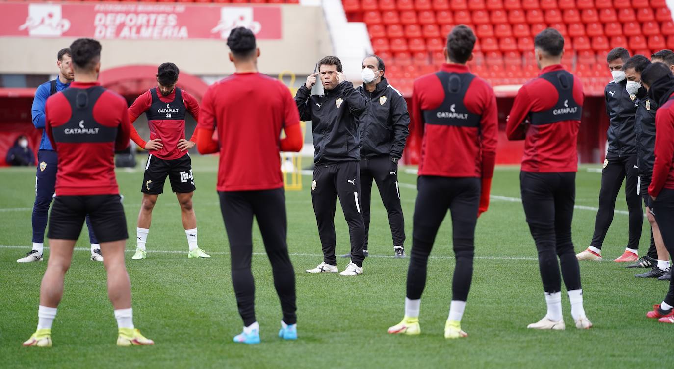 Rubi pide cabeza a la plantilla en el entrenamiento de ayer. 