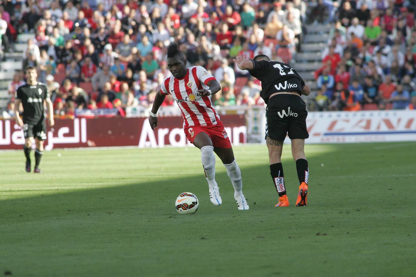 Thievy se escapa de un defensor en el último partido disputado entre rojiblancos y armeros. 