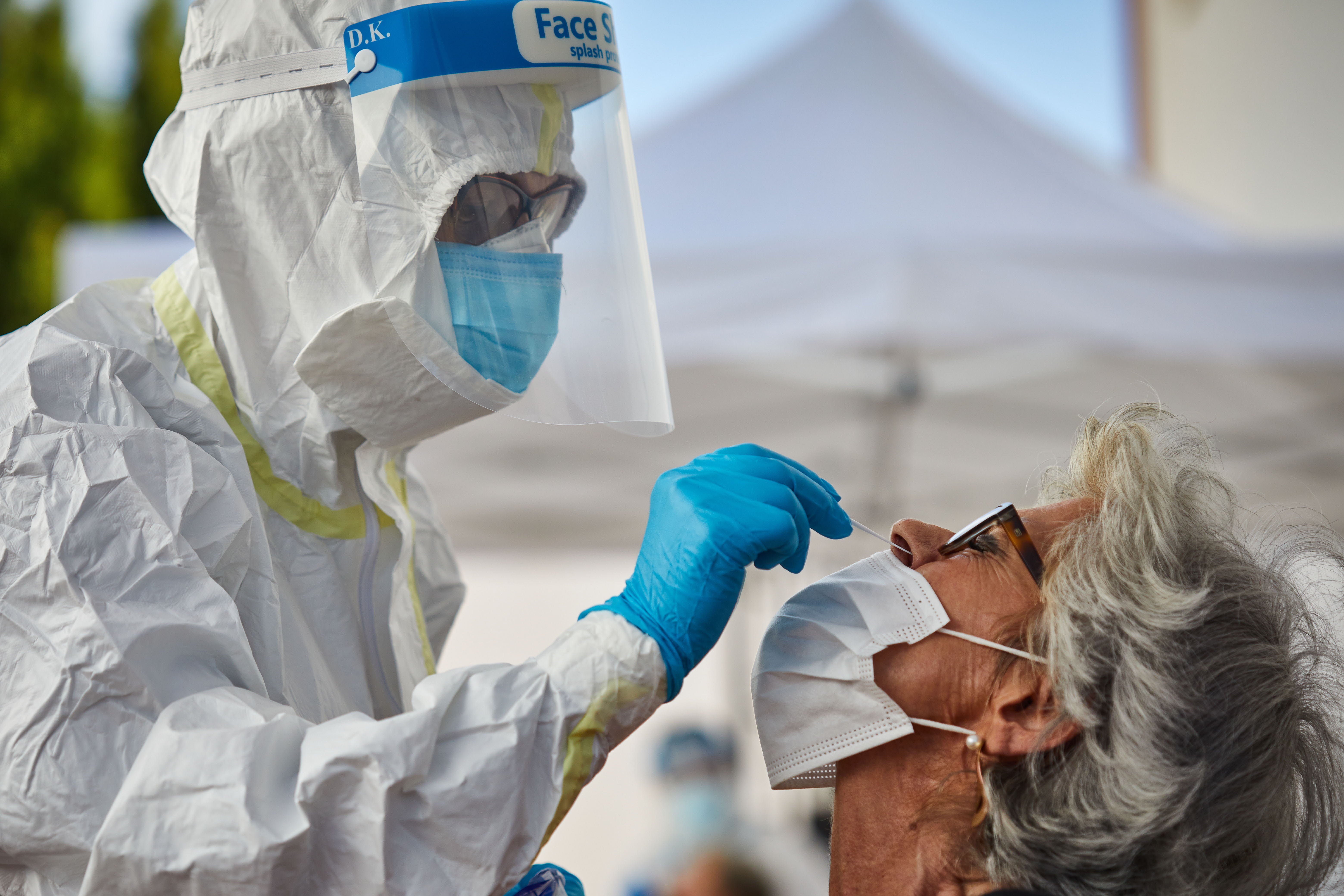 Un sanitario realiza un test de antígenos.