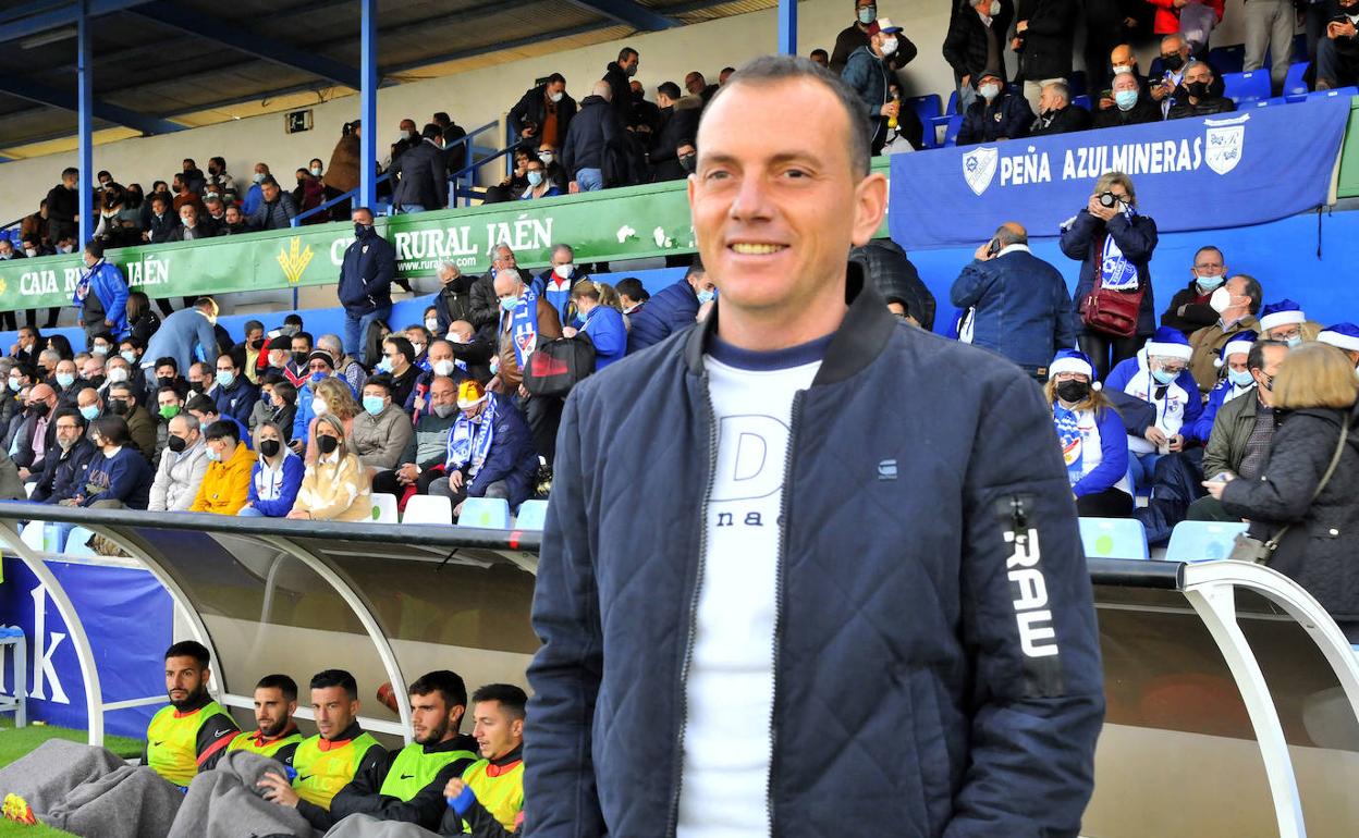 Alberto González sonriente en el banquillo de Linarejos. 