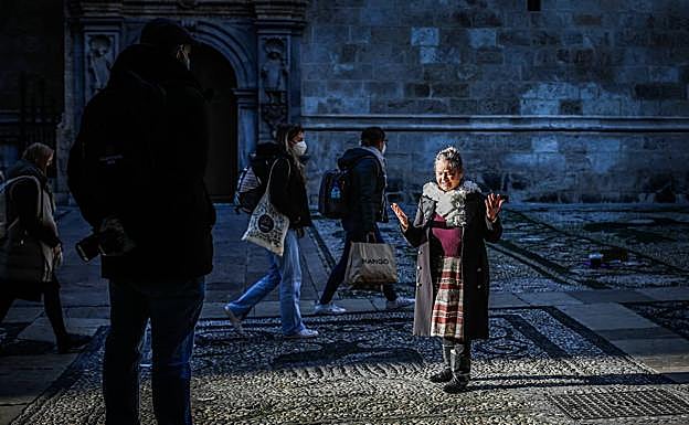 Pilar Rodríguez, interpretando un tema en la calle Oficios. 