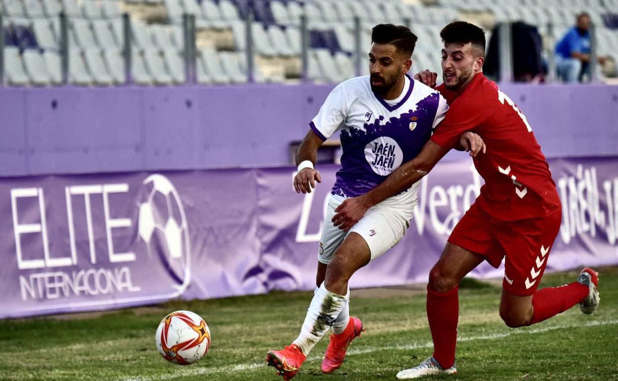 El conjunto blanco afronta este domingo un duelo vital para su futuro en Porcuna. 