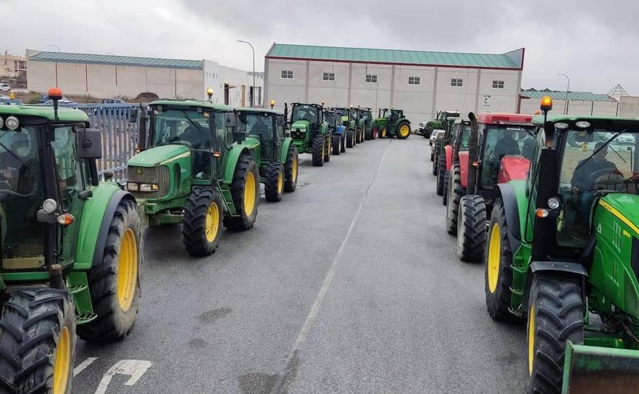 Tractorada en protesta por la nueva línea eléctrica Baza-La Ribina. 