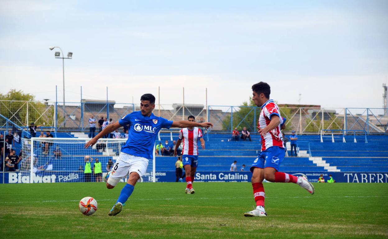 Fran Lara vuelve a vestirse hoy domingo de corto después de un mes recuperándose de su intervención de menisco. 