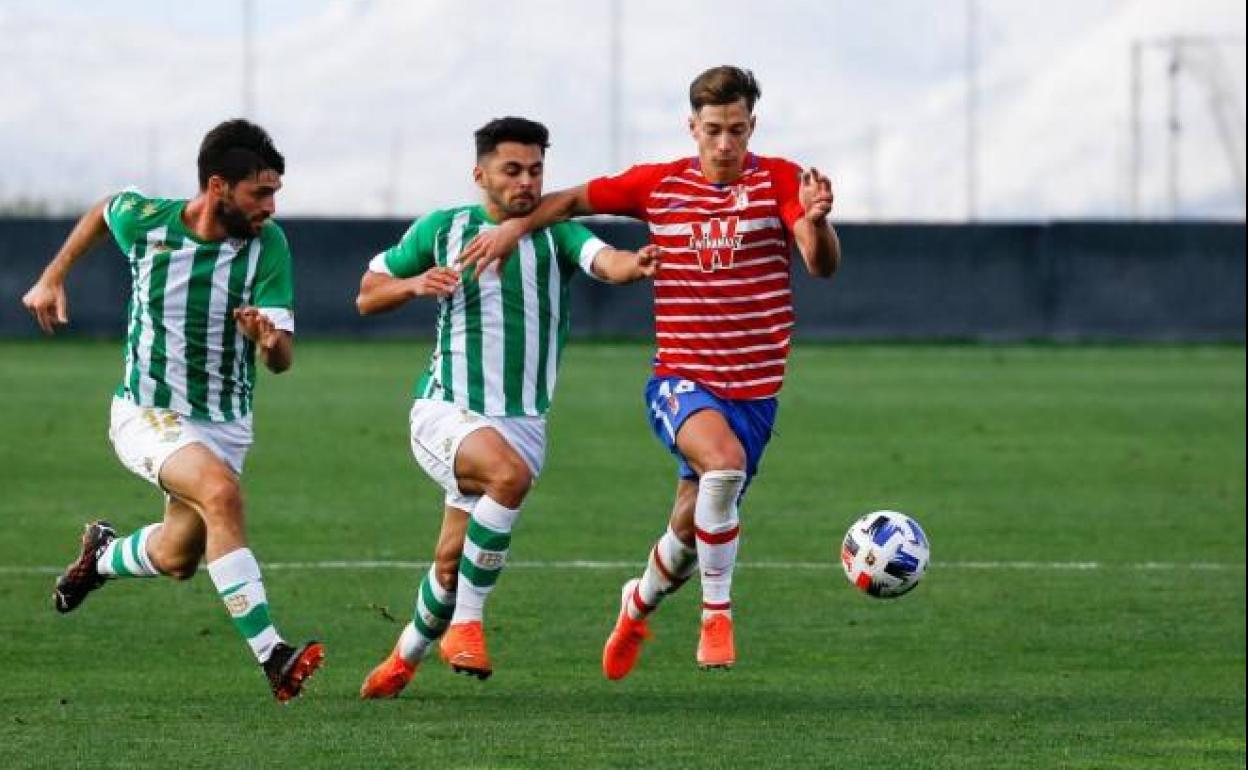 Dani Plomer conduce un balón en uno de sus partidos con el Recreativo Granada. 