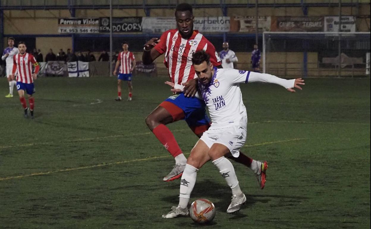 Ambos equipos ofrecieron una intensa lucha en el centro del campo. 