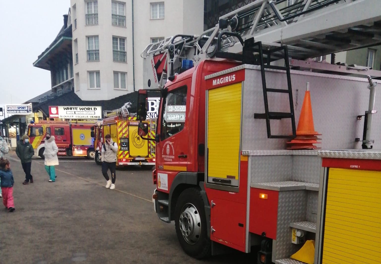 Tres dotaciones de Bomberos, esta tarde en Pradollano, para sofocar un incendio en un restaurante.