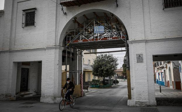 El Arco de Loja, por el que pasan cientos de vehículos al día, permanece con andamios. 