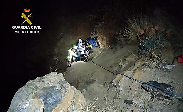 Rescatan a una senderista herida tras caer desde 40 metros por un cortado en Capileira