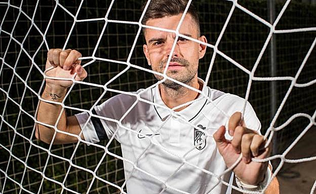 Lamesa posa tras una de las redes de la Ciudad Deportiva. 