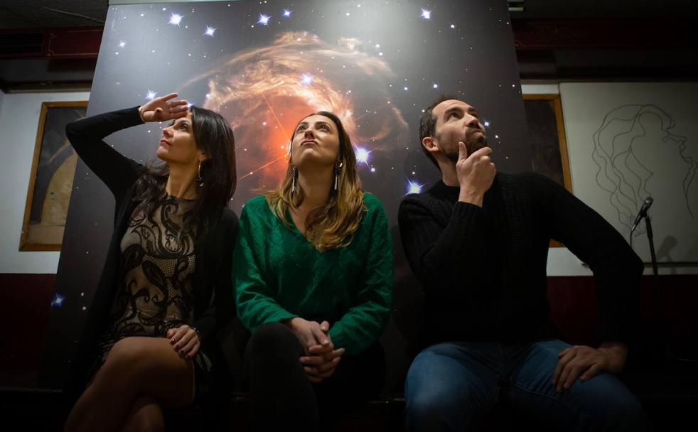 Sara, Alicia y Manu, buscando galaxias en el cielo de La Tertulia. 