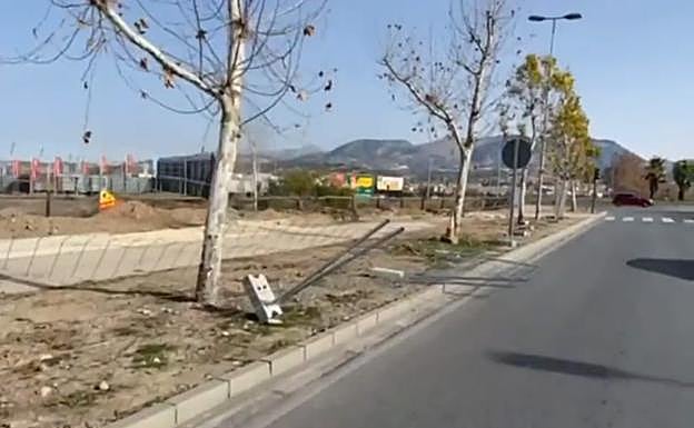 Pillados in fraganti robando vallas metálicas de unas obras en Granada