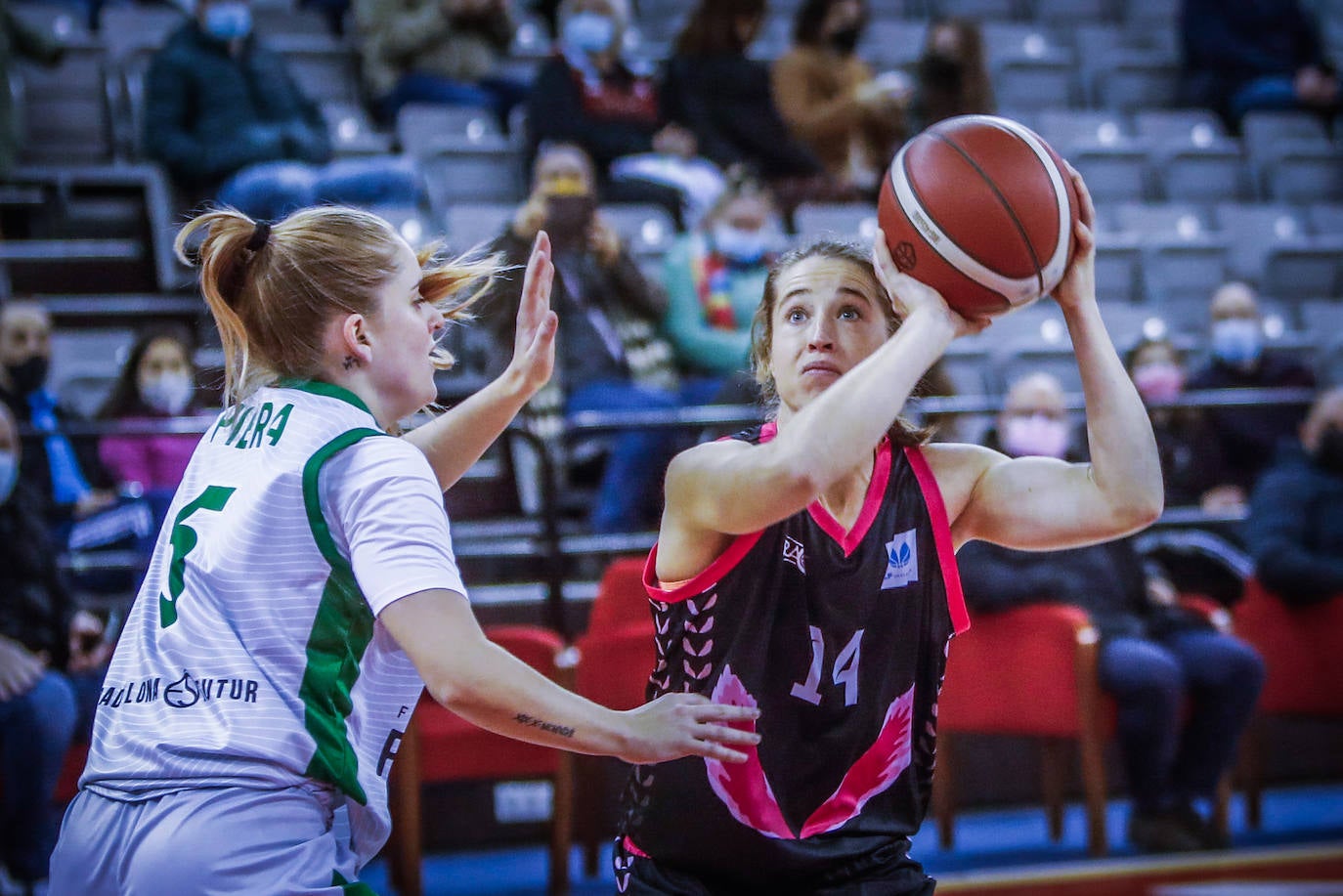 Patricia Benet mira al aro en el último partido contra el Joventut.