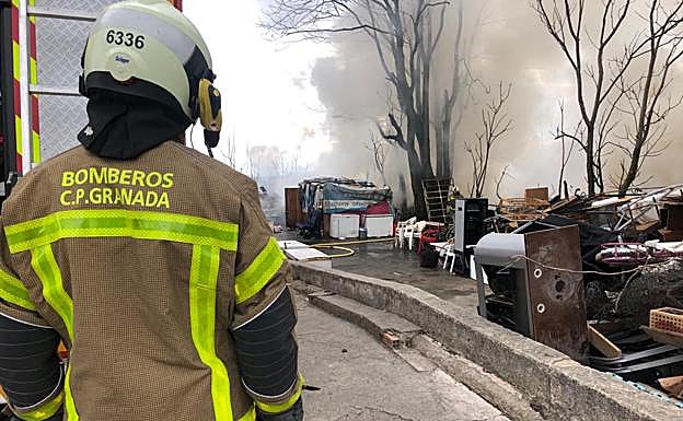 Actuación de los bomberos en el incendio de Bobadilla