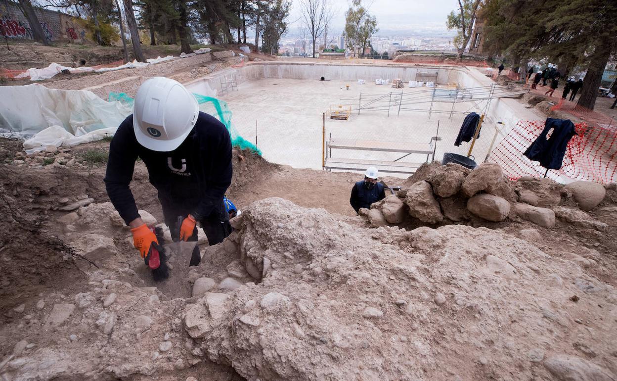 Obras en el albercón de Cartuja.