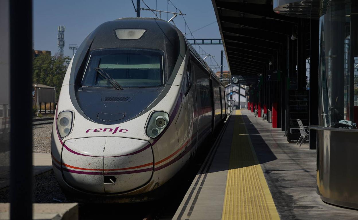 Un tren de alta velocidad de Renfe, estacionado en el andén de Andaluces.