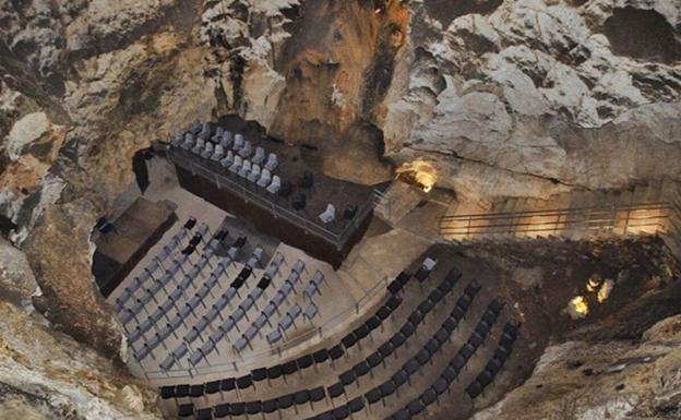 Vista del auditorio desde la parte superior de la cueva.