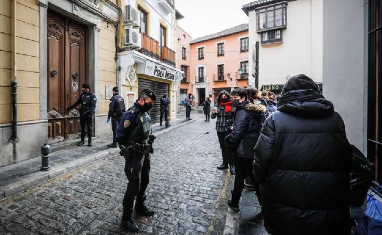 Distintas familias negocian el acceso al inmueble ocupado.