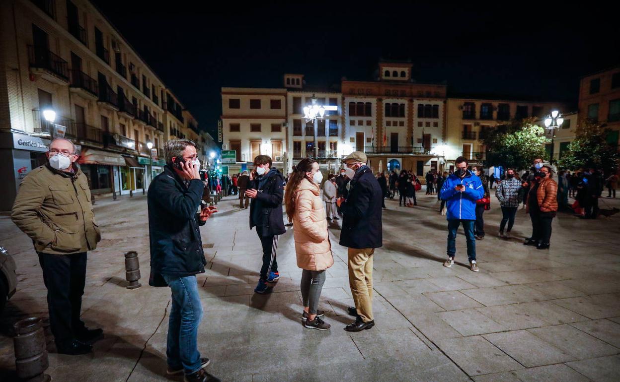 Gente en la calle en Santa Fe durante la noche con mayor número de terremotos en enero de 2021.