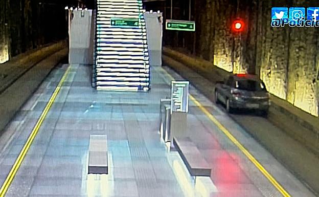 El conductor con su coche, durante el recorrido por el tramo subterráneo del metro.