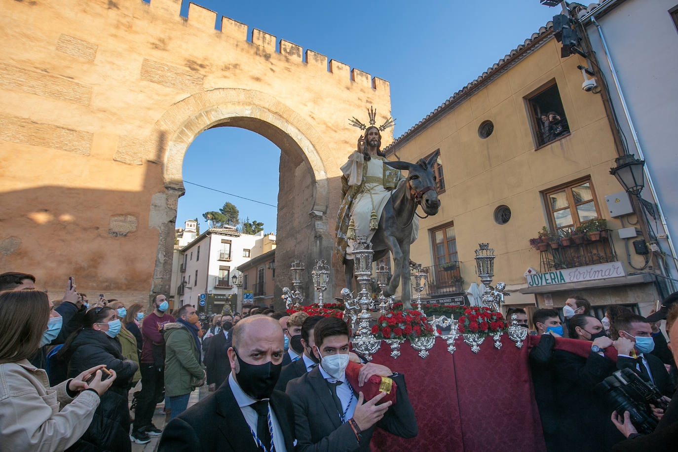 La Borriquilla y el Nazareno, por las calles de Granada.