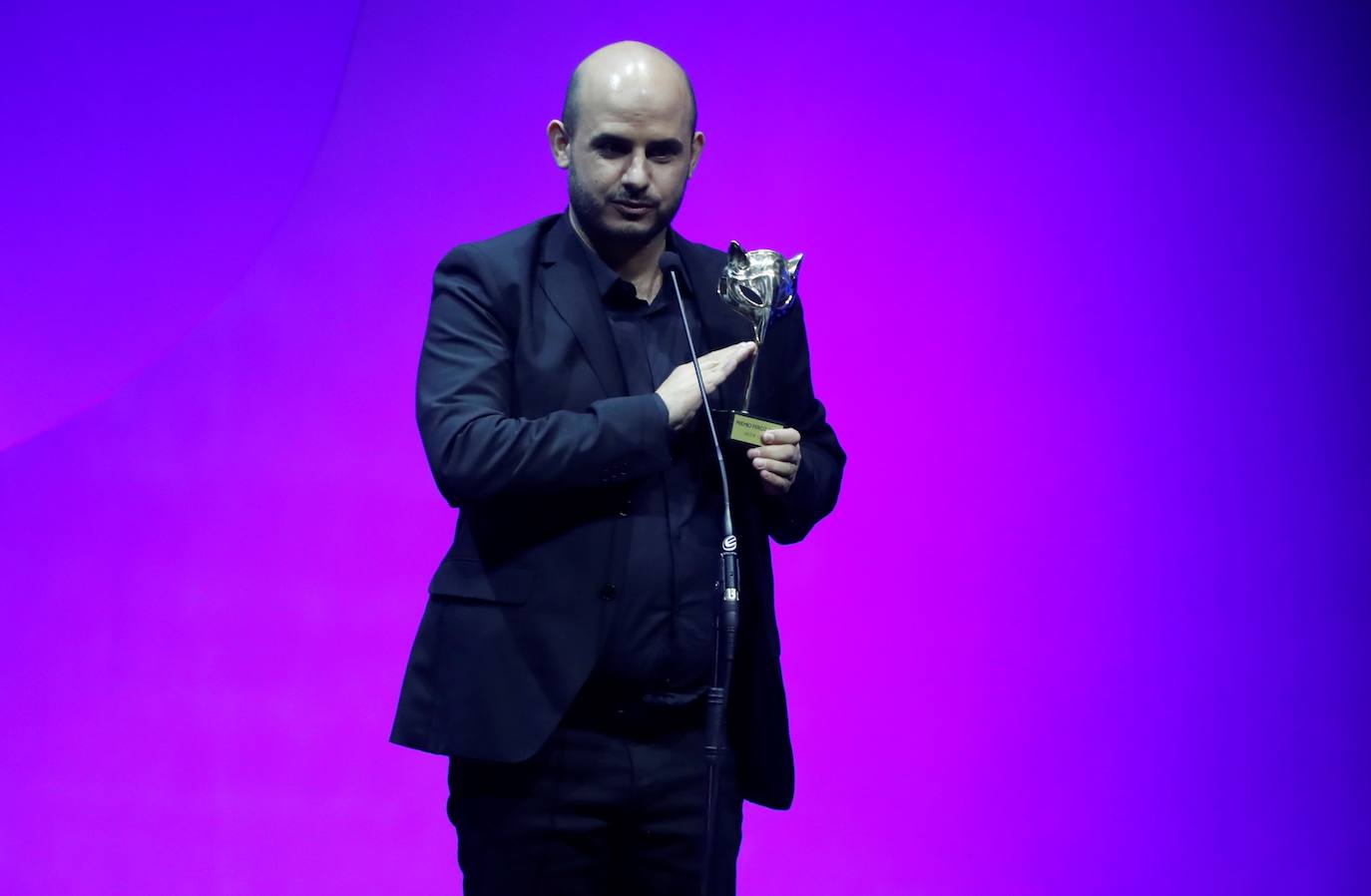 Javier Jaén tras recibir el premio al "Mejor cartel" por su trabajo en "Madres paralelas"