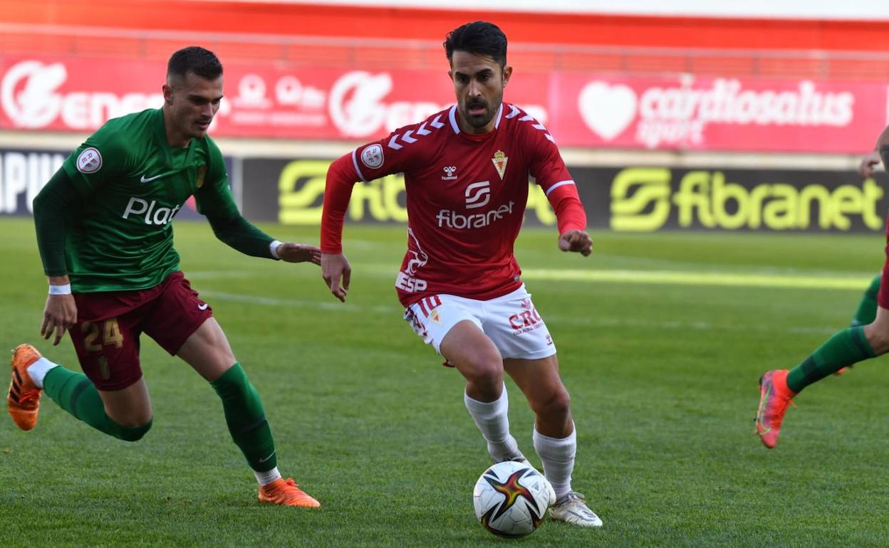 Brau (izquierda) intenta impedir el avance del local Saura. 