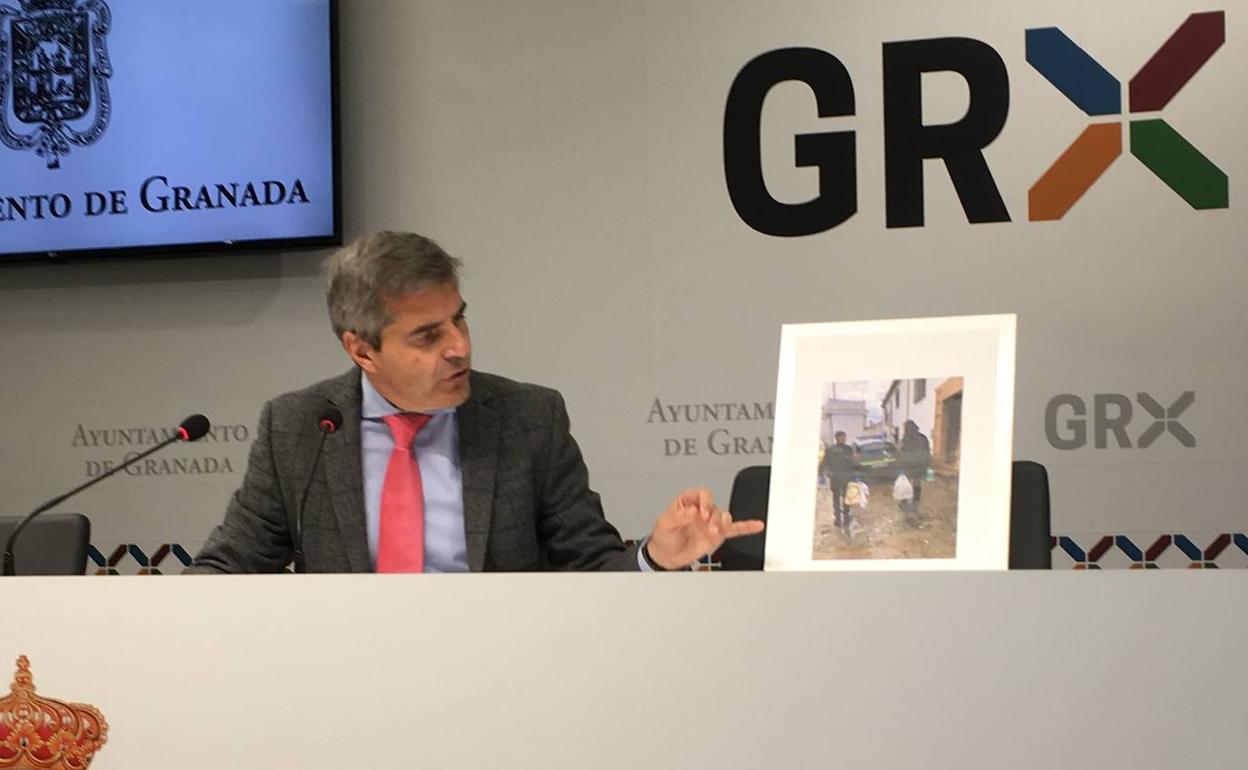 El portavoz municipal del PP, César Díaz, en un instante de la rueda de prensa que ha concedido en el Ayuntamiento de Granada.