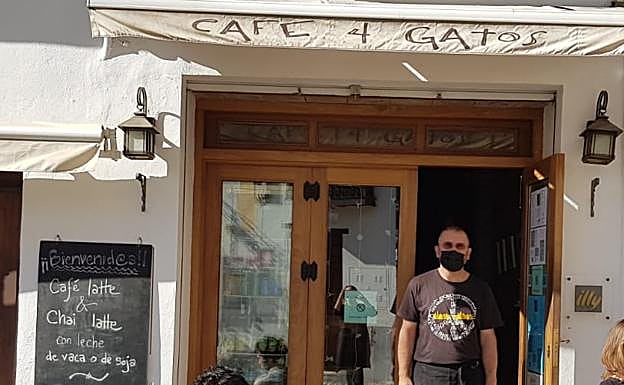 Vale en la entrada de su negocio en el Albaicín