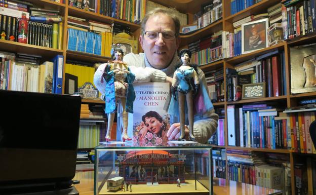 Juan José Montijano, con su libro, dos muñecas de Manolita Chen y la maqueta del Teatro Chino.