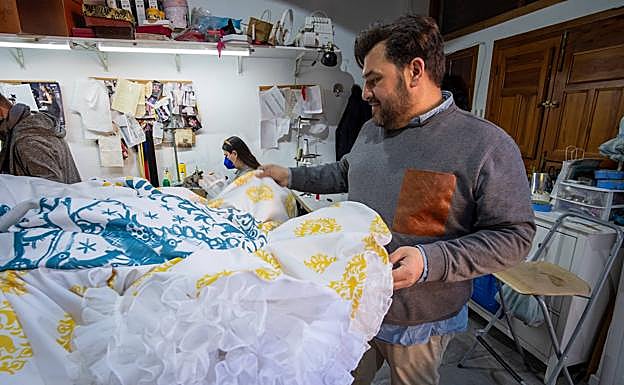 Mostrando algunos de los tejidos que trabajan en el taller. 