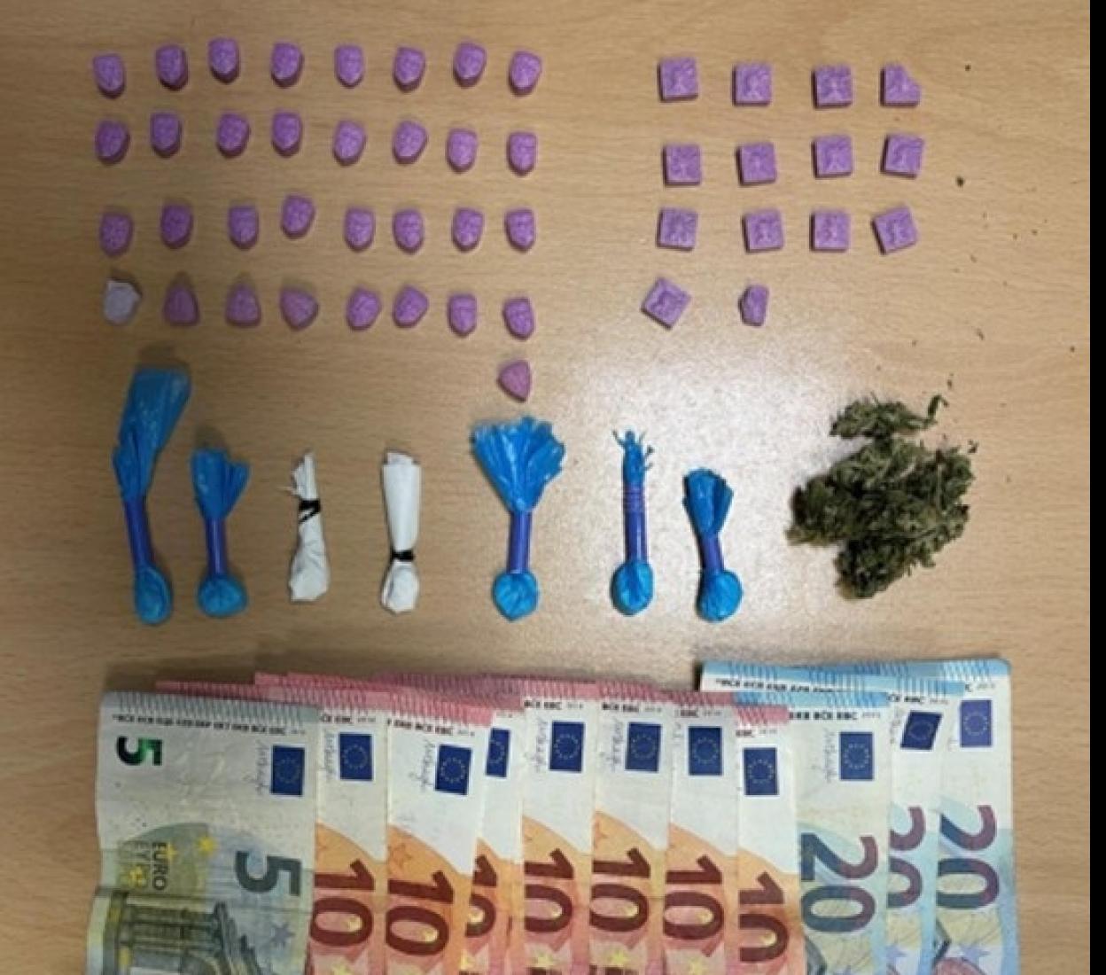 La droga y el dinero intervenidos.