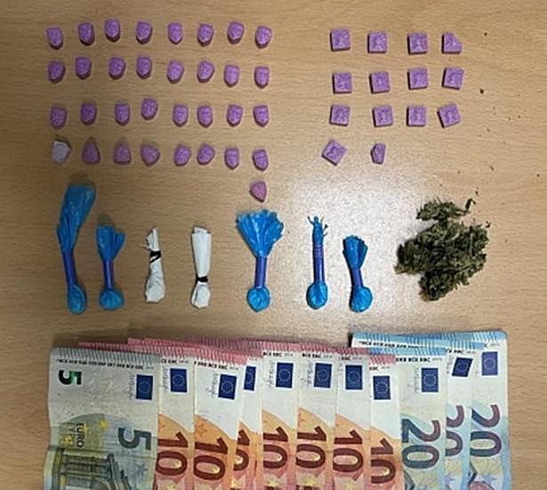 Pillado por la Policía en Avenida Constitución con éxtasis, speed y marihuana para vender