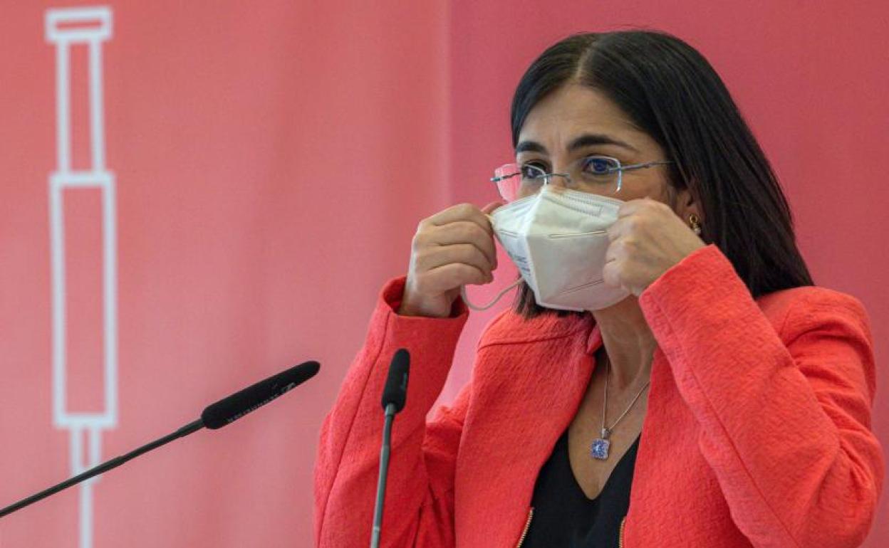 La ministra de Sanidad, Carolina Darias, durante la visista de hoy a un centro de vacunación de Valencia.