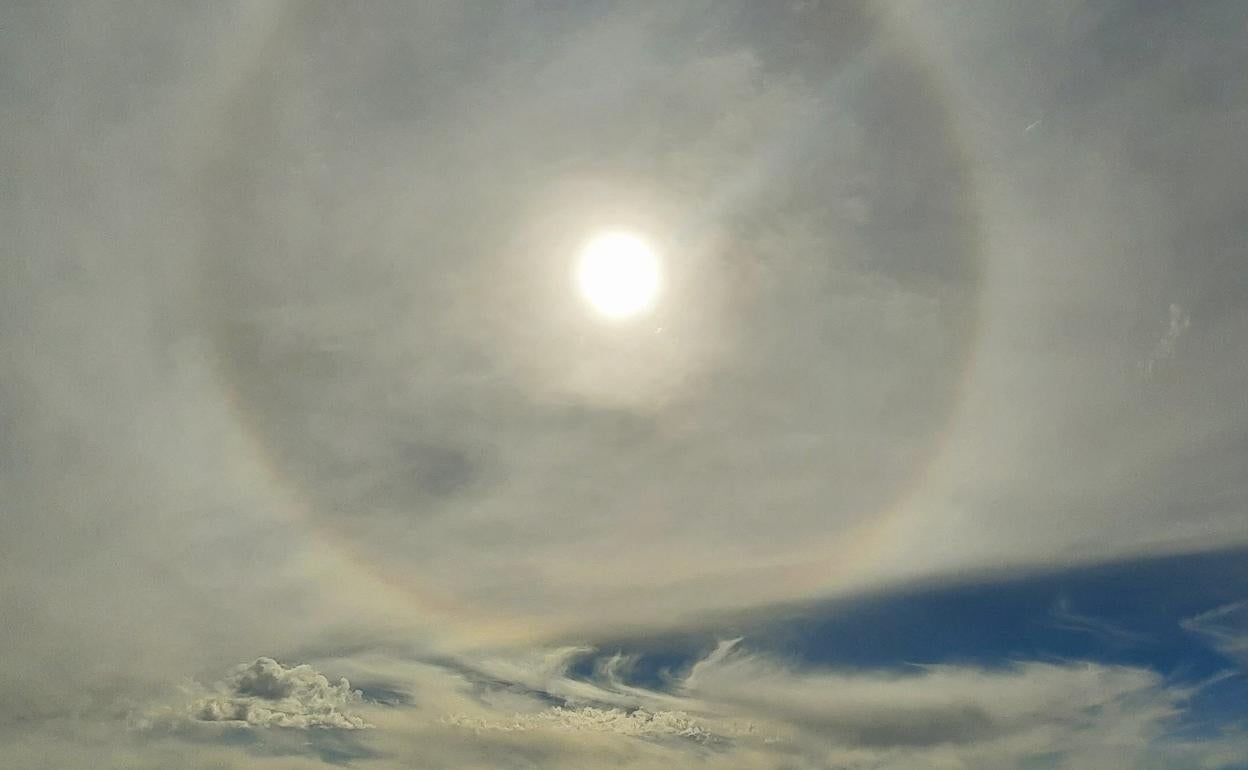 Imagen del halo solar tomada desde Armilla este jueves.