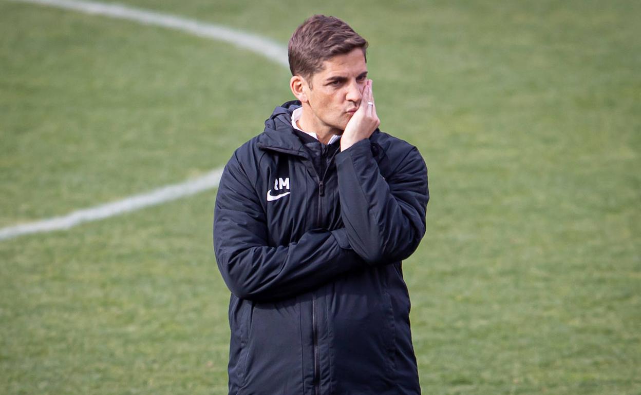 Robert Moreno, durante el entrenamiento de este viernes.